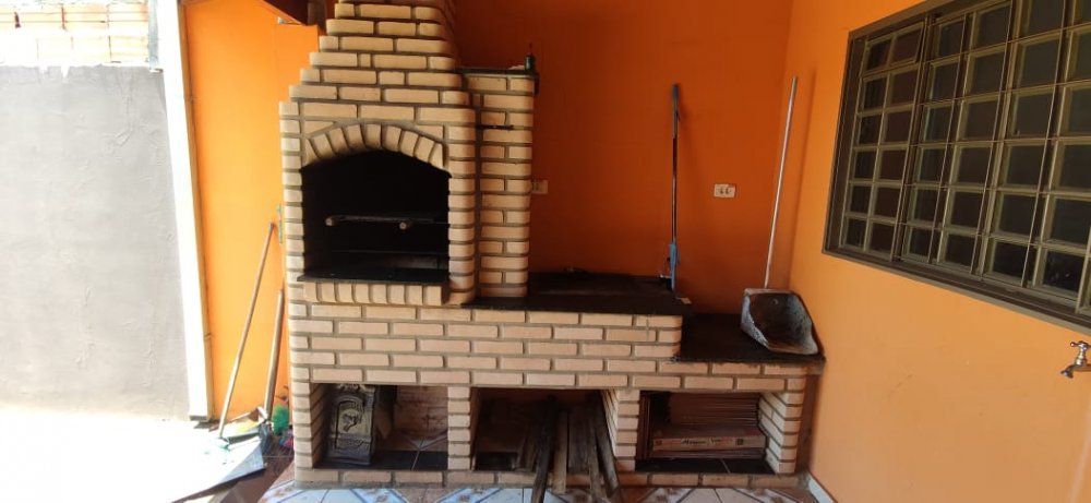 CHURRASQUEIRA COM FOG�O A LENHA